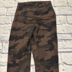 Lululemon Women’s Brown Camouflage Leggings
Size 4